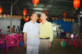 同农民企业家魏有天先（左）合影